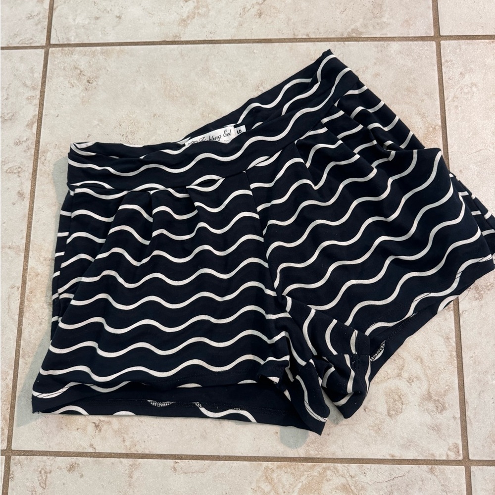 Fighting eel Black and White Women's Shorts